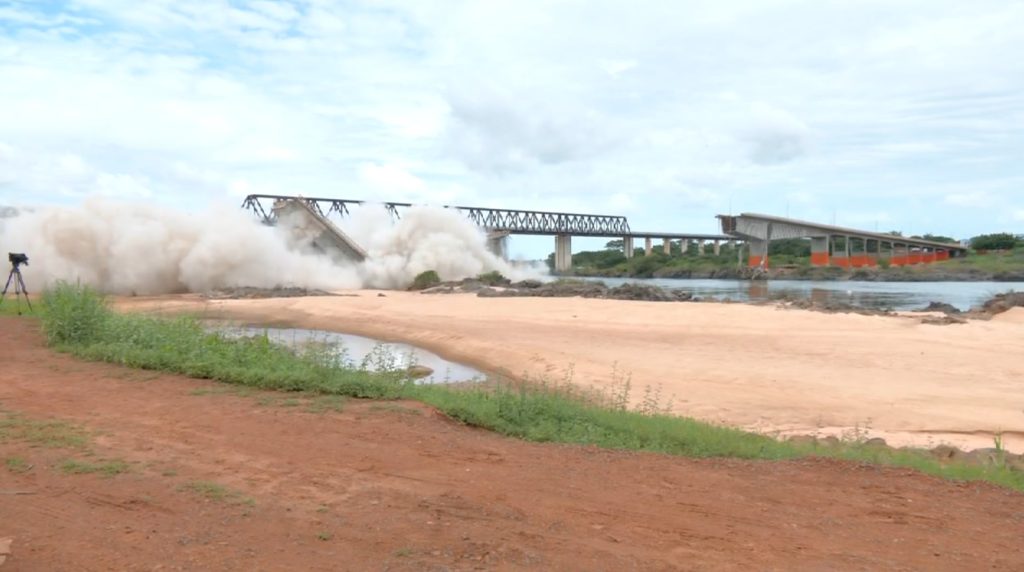 Implosão derruba estrutura que sobrou de ponte que desabou entre o Tocantins e o Maranhão; assista
