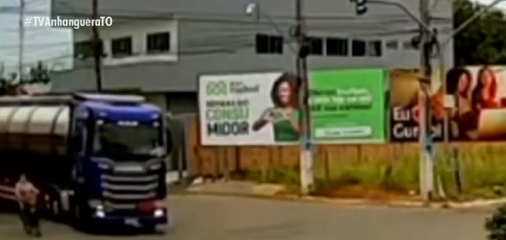 Vídeo mostra momento em que ciclista é atingida por caminhão ao virar em avenida