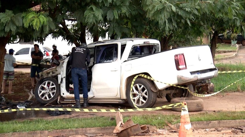 Motorista de caminhonete morre após bater na traseira de caminhão e ficar preso às ferragens