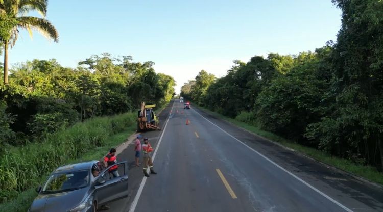 Trecho da BR-153 passa por recuperação do acostamento e segue com trânsito ‘pare e siga’