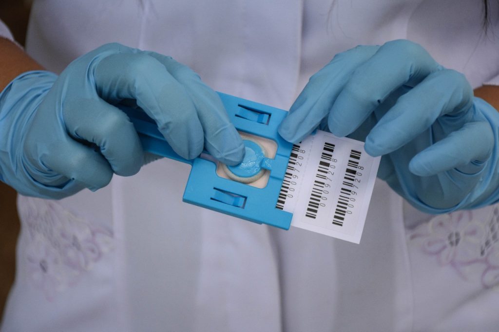 Campanha coleta DNA de parentes para ajudar nas buscas por pessoas desaparecidas; entenda
