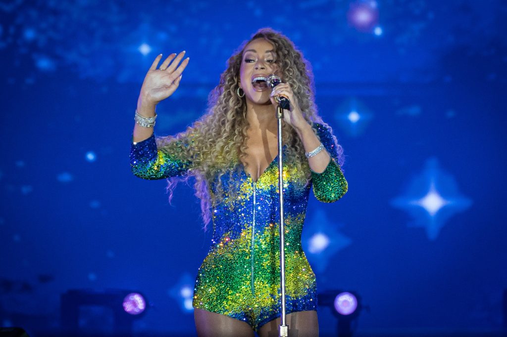 Mariah Carey não sai da zona de conforto no The Town, mas segue arrebatadora com hits e grande voz