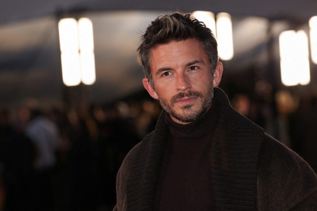 Jonathan Bailey é eleito o homem mais sexy do mundo de 2025 pela revista ‘People’