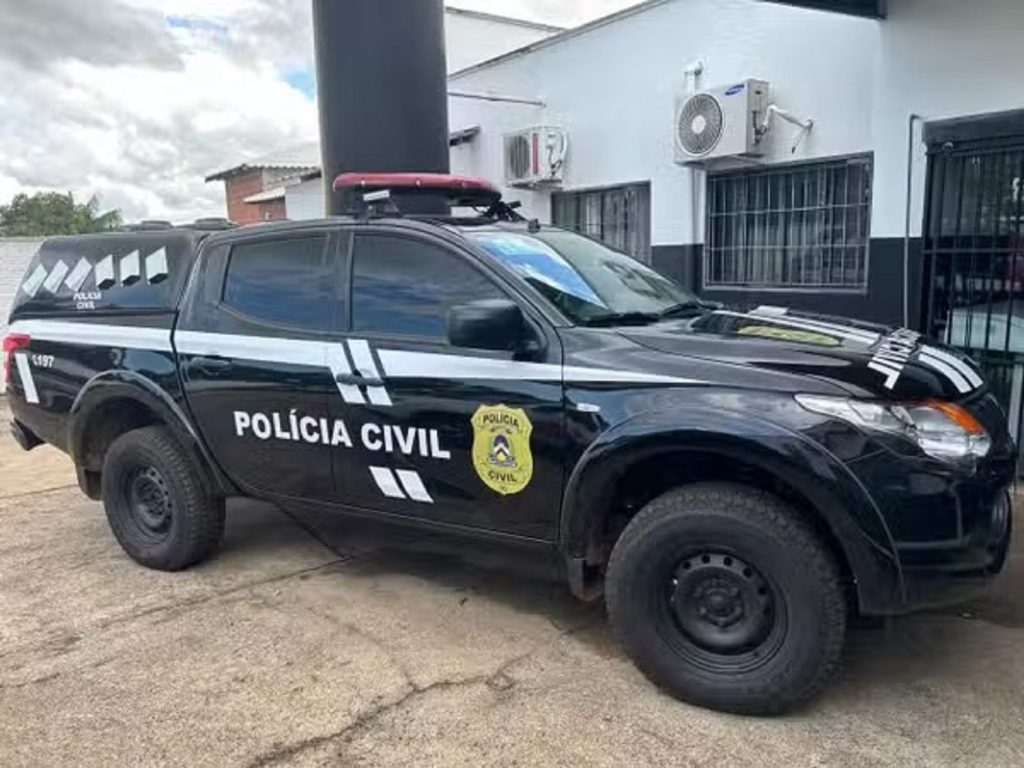 Mulher com tornozeleira eletrônica é flagrada se passando por funcionária pública para aplicar golpe da casa própria