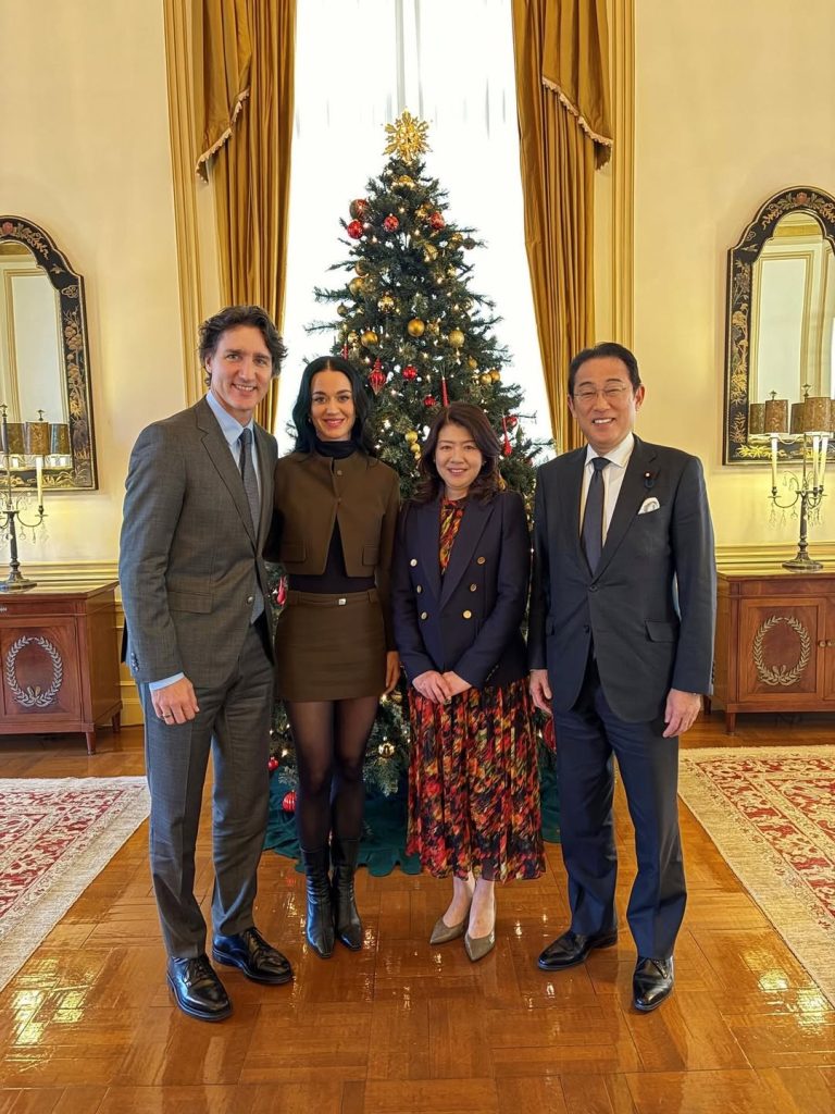 Katy Perry e Justin Trudeau posam ao lado de ex-primeiro ministro do Japão