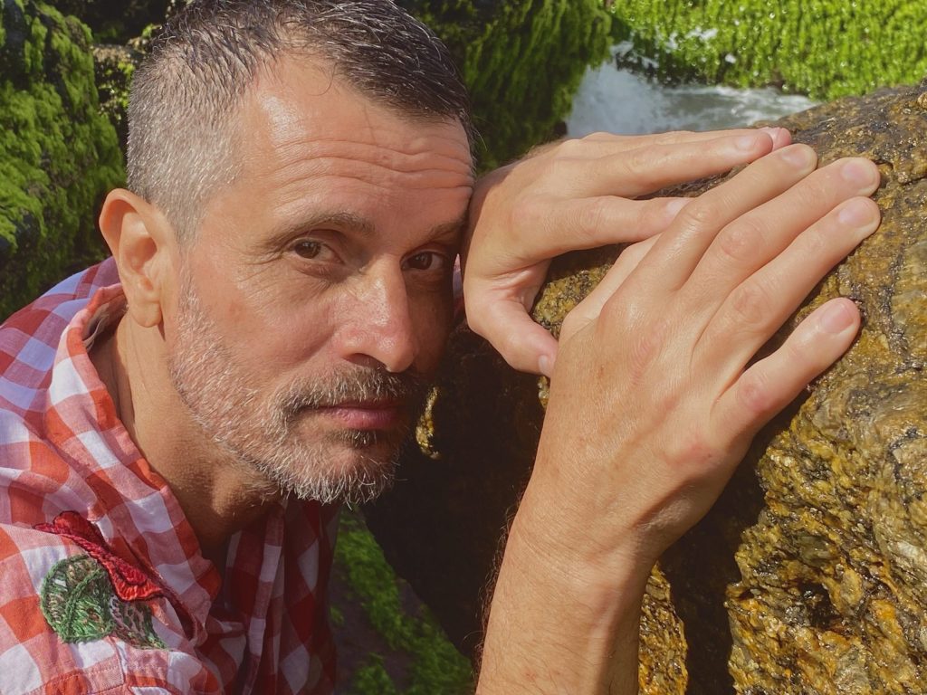 Voz da Família Roitman, Leo Tomassini é gravado por Seu Jorge e apronta o álbum solo ‘Jaula de gorila’ para 2026