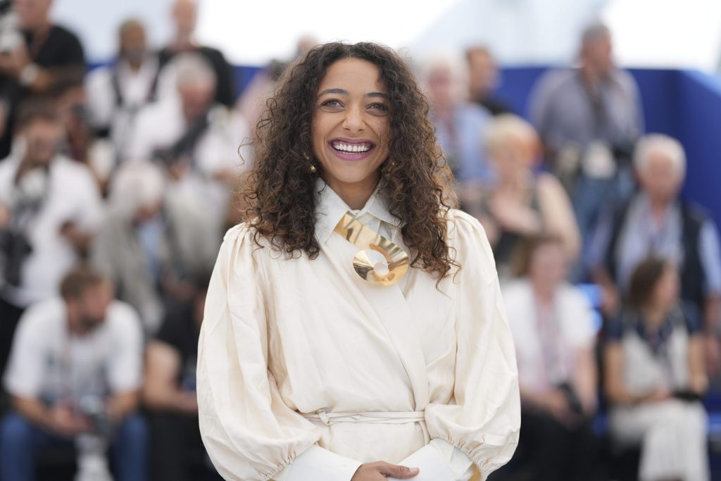 Alice Carvalho usa óculos tipo ‘juliet’ e marca brasileira no Globo de Ouro