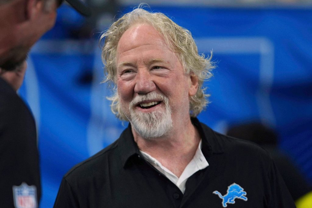 Ator Timothy Busfield se entrega à polícia após ter prisão decretada por abuso sexual infantil em set de série