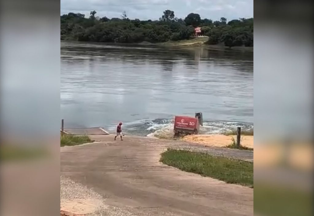 Homem fica desesperado e se senta em meio-fio após carreta afundar no rio Tocantins; Vídeo