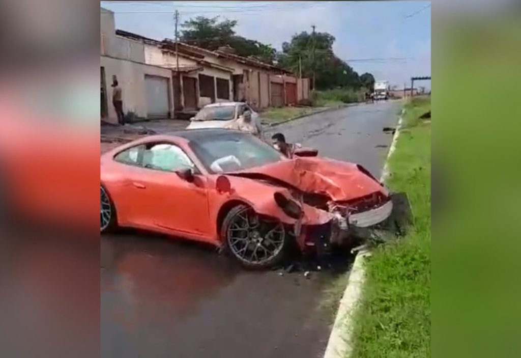 Porsche, de mais de R$ 700 mil, que perdeu o controle e bateu em poste, teve perda total, diz dono