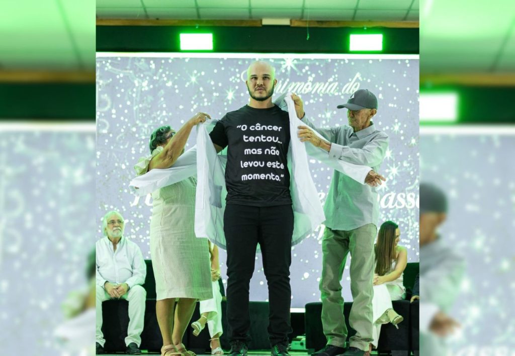 ‘Maior medo é perder’, diz estudante de medicina que levou os pais sobreviventes ao câncer à formatura