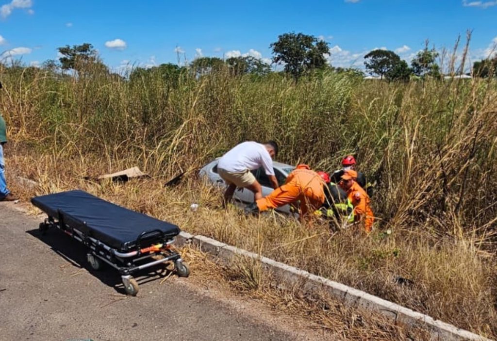 Jovem morre em acidente envolvendo carro e carreta na BR-153