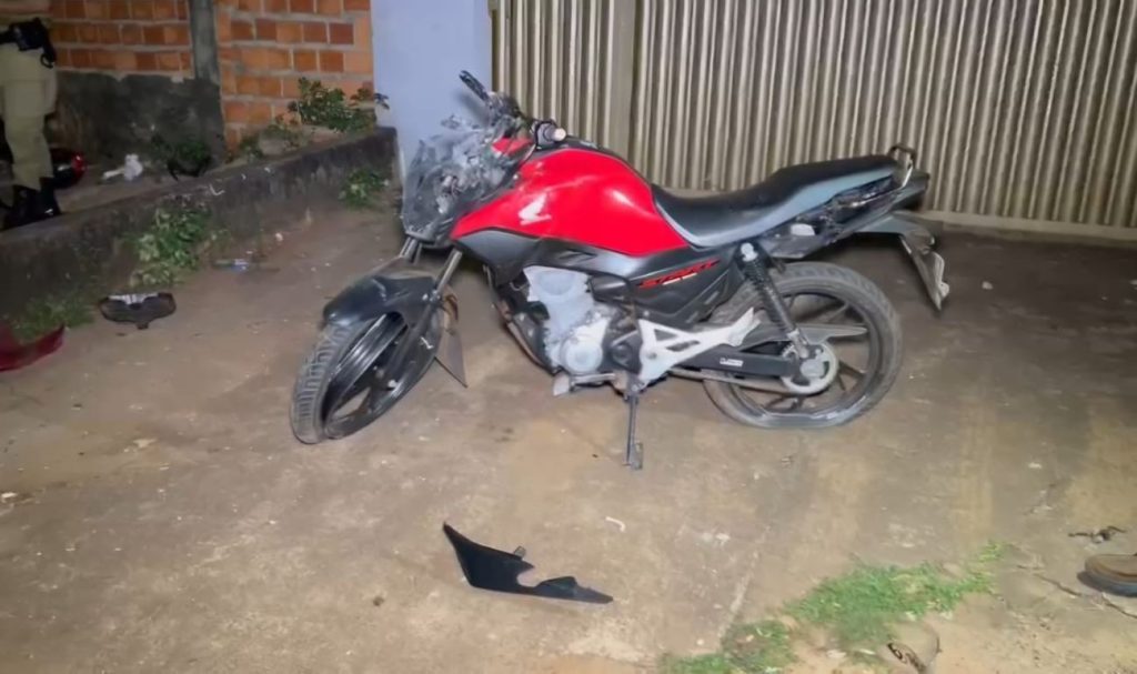 Dois homens morrem após fugir de abordagem policial e bater moto em poste, diz PM