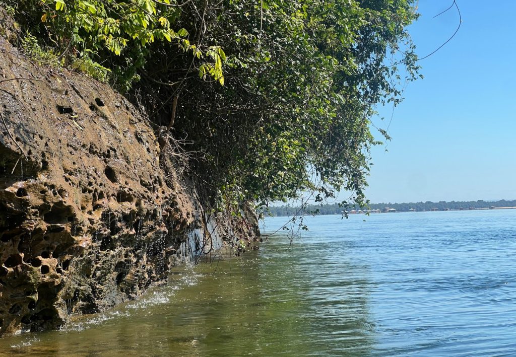 Formação rochosa onde a água escorre naturalmente, conhecida como ‘Pinga’, encanta turistas no TO; VÍDEO