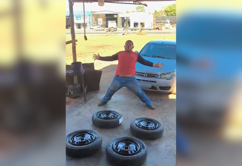 É Pit Stop de Fórmula 1? Borracheiro surpreende pela rapidez ao encaixar pneus sem ferramentas; VÍDEO