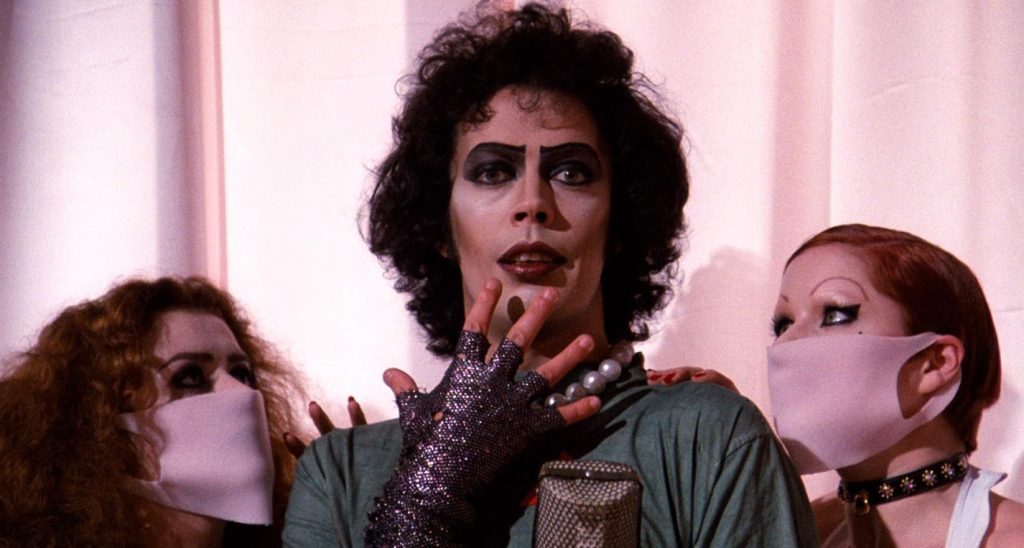 Tim Curry, de ‘Rocky Horror Picture Show’ e ‘Esqueceram de Mim 2’, morre aos 80 anos