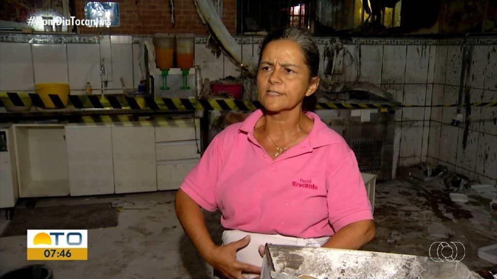 Incêndio atinge barraca de feirante que paga faculdade de medicina das filhas vendendo pastéis: ‘Acabou com tudo’
